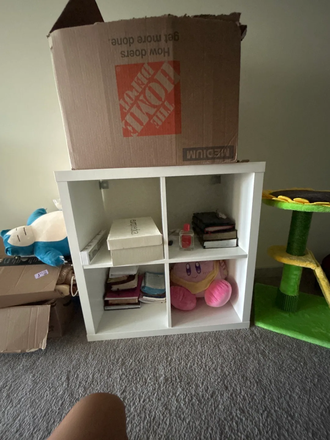 White 4-Cube Storage Shelf image indicator(2)