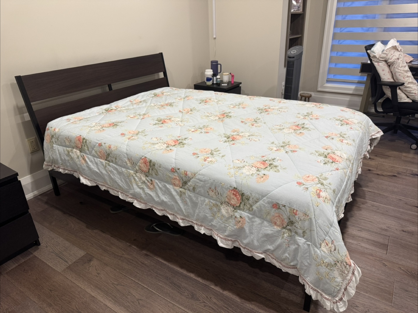 Queen sized bed, Cozy Pedic Mattress and night tables - photo 2