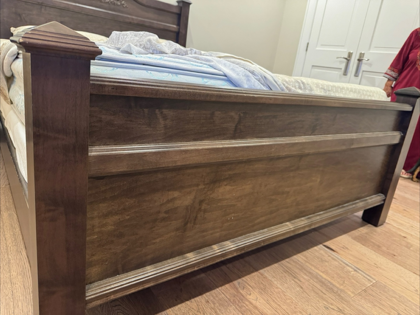 Dark Wood Queen Size Bed Frame, mattress and night tables. - photo 5