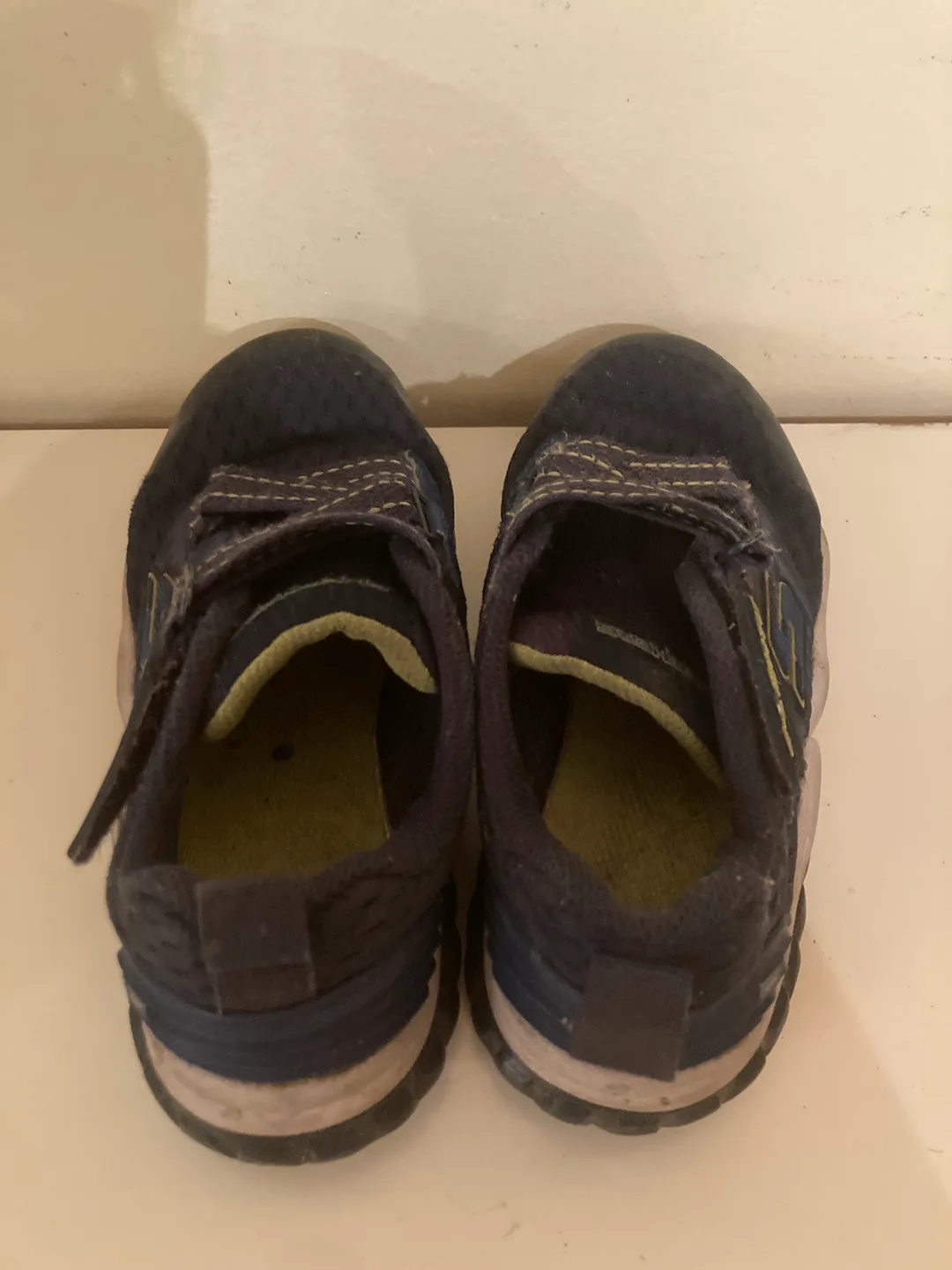 Skechers S-Lights Size 11.5 Kids Sneakers image indicator(2)