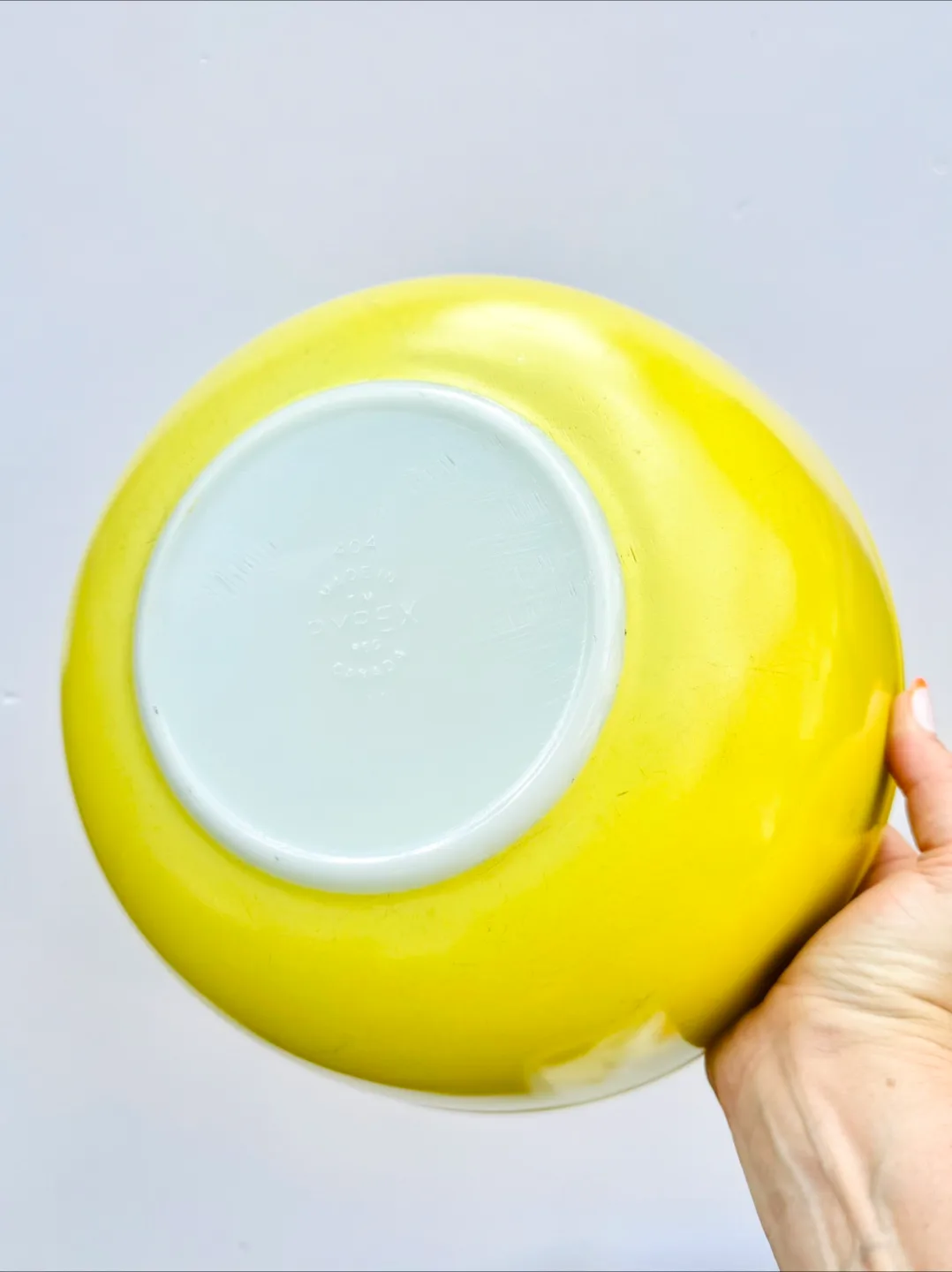 Vintage Pyrex Yellow Large Mixing Bowl from Primary Set image indicator(2)