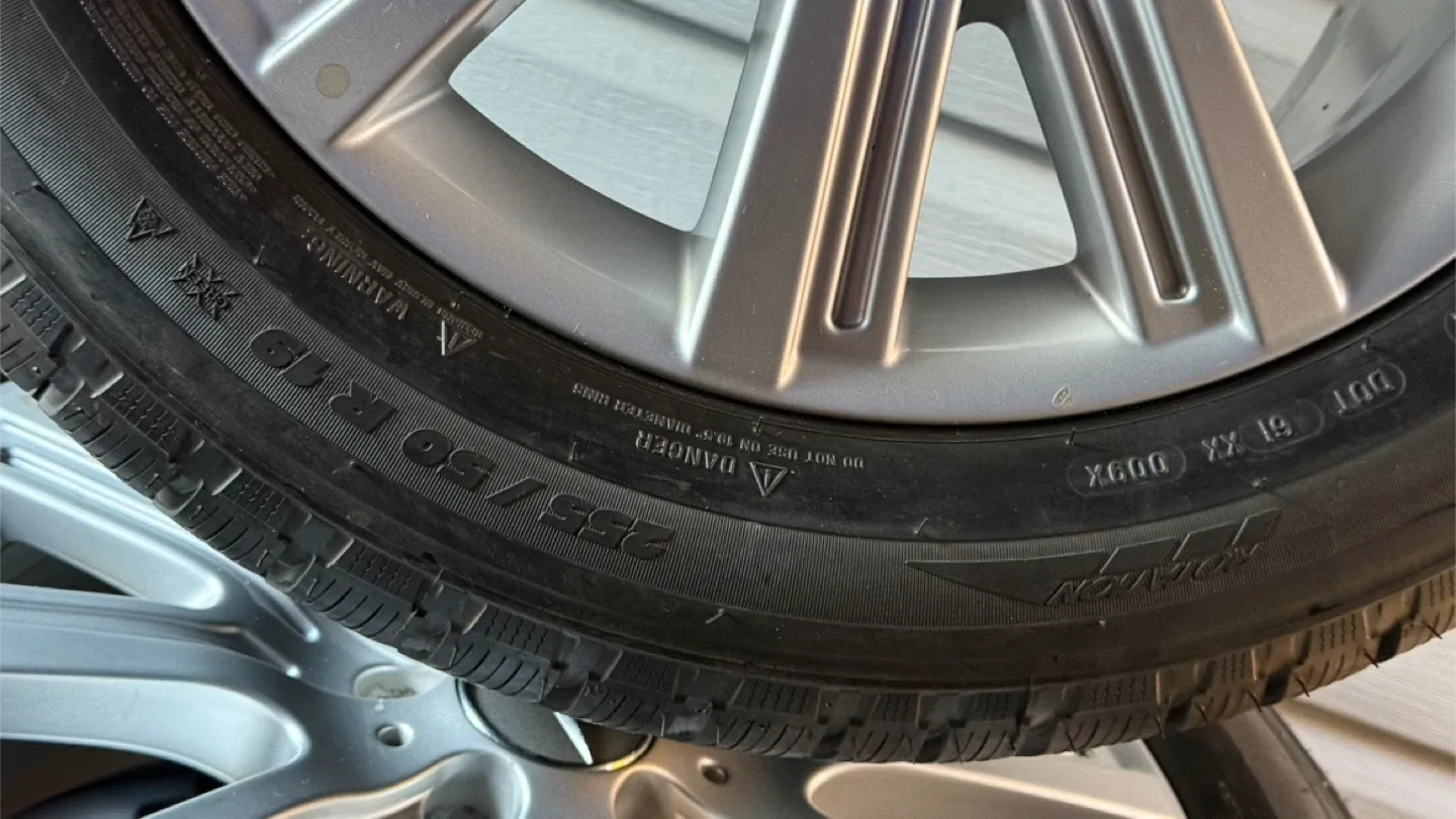 255/50R19 Mercedes GLE / ML SUV winter tires with original rims image indicator(3)