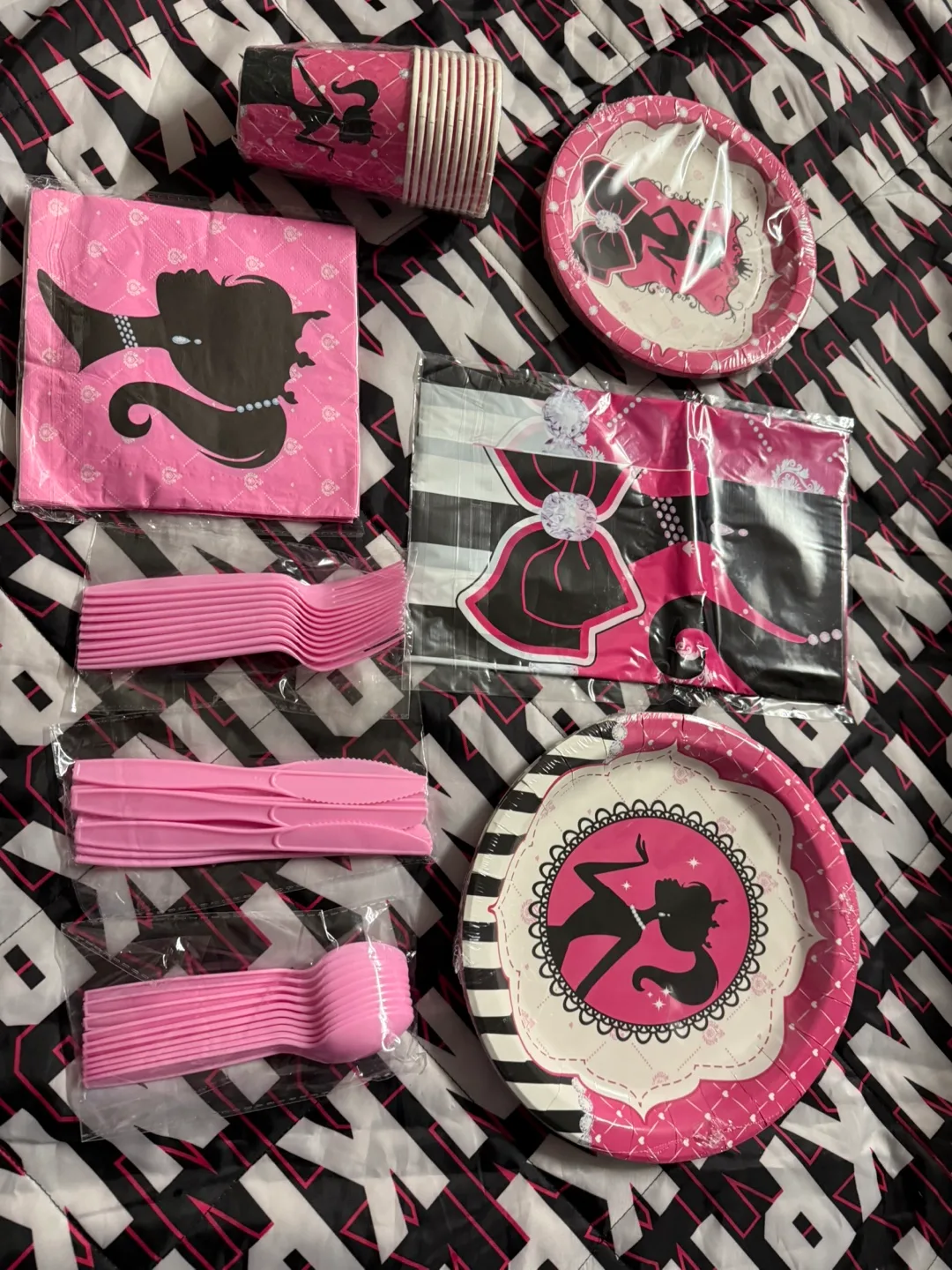 Pink & Black Party Supplies Set thumbnail