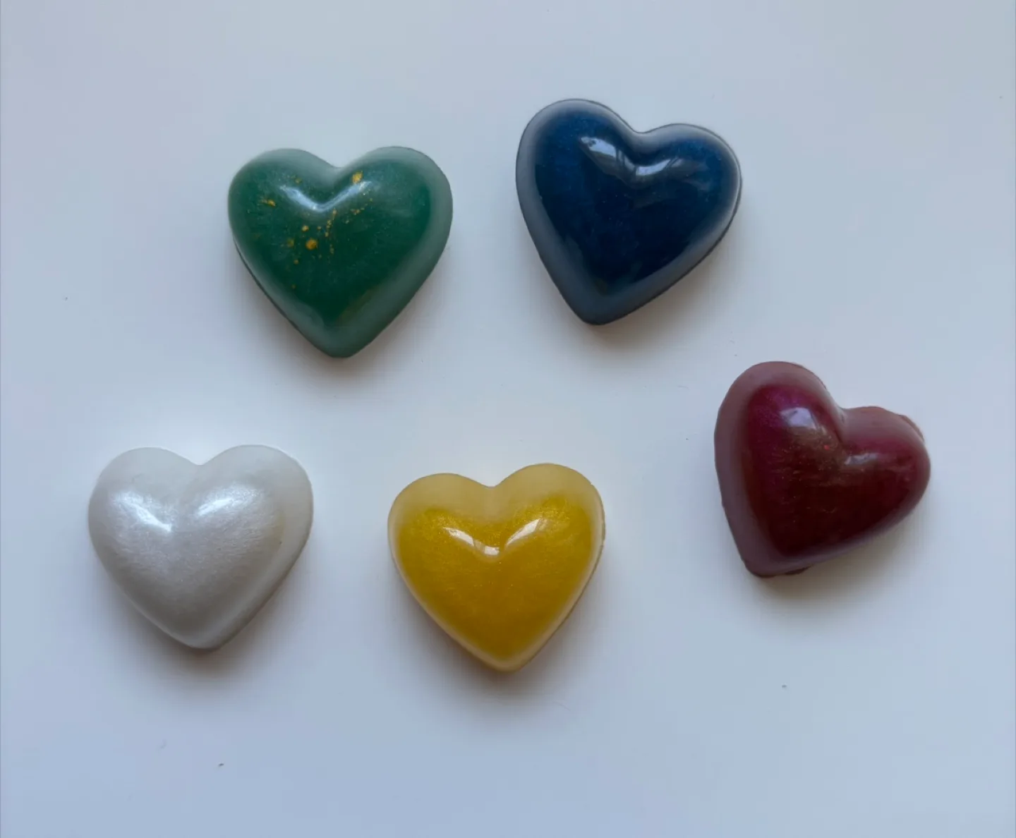 5 little epoxy resin hearts thumbnail