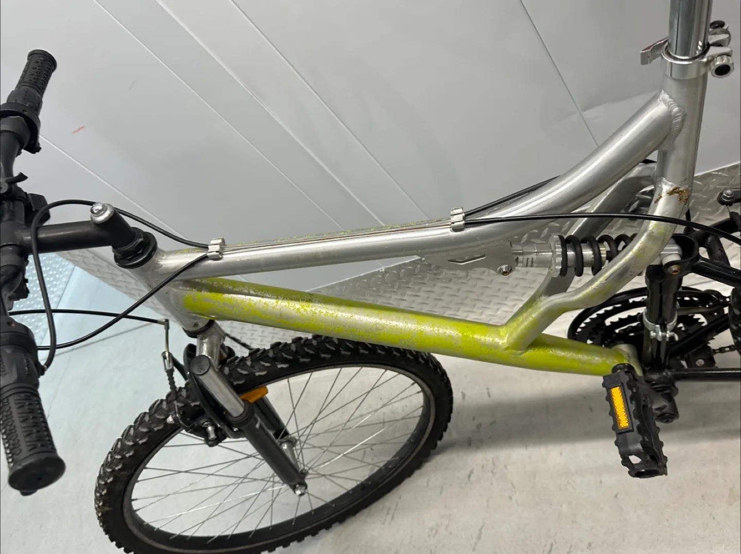 Mountain Bike - Silver & Green image indicator(4)