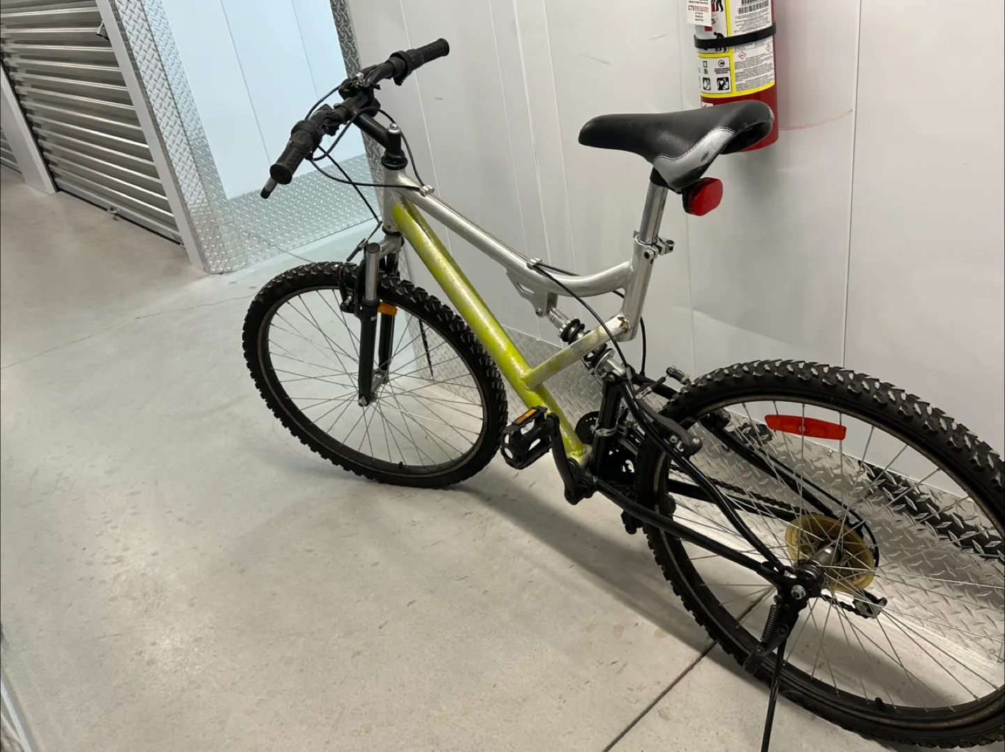 Mountain Bike - Silver & Green image indicator(3)