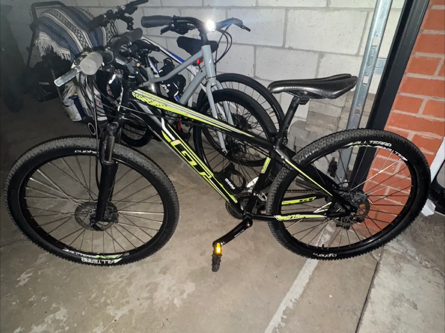 GT Aggressor 27.5 Mountain Bike image indicator(8)