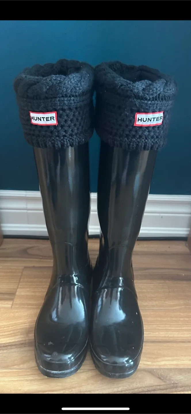 Hunter Original Tall Gloss Rain Boots + 2 pairs of Boot  Socks image indicator(3)
