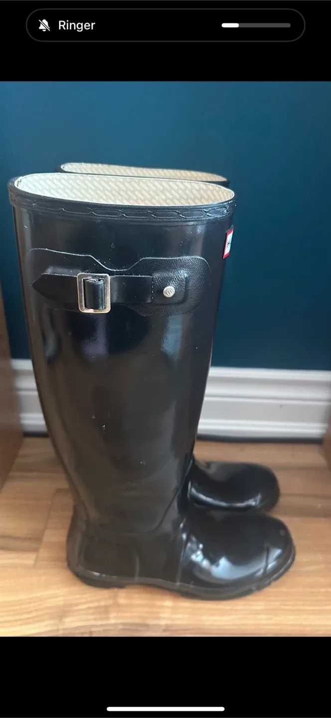Hunter Original Tall Gloss Rain Boots + 2 pairs of Boot  Socks image indicator(4)