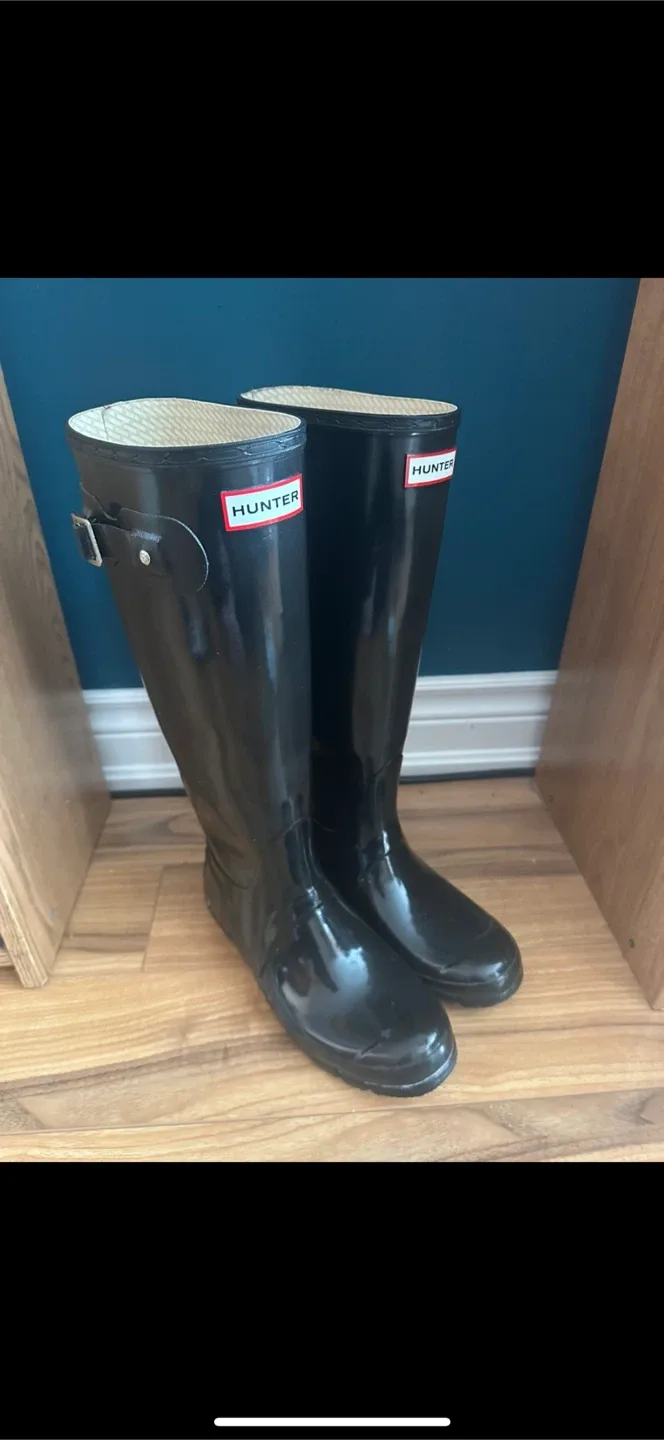 Hunter Original Tall Gloss Rain Boots + 2 pairs of Boot  Socks image indicator(2)