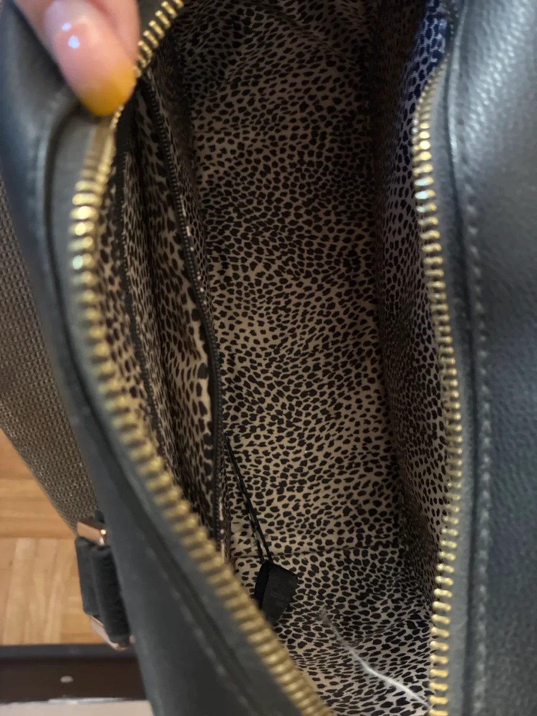 Black Handbag with Shoulder Strap image indicator(2)