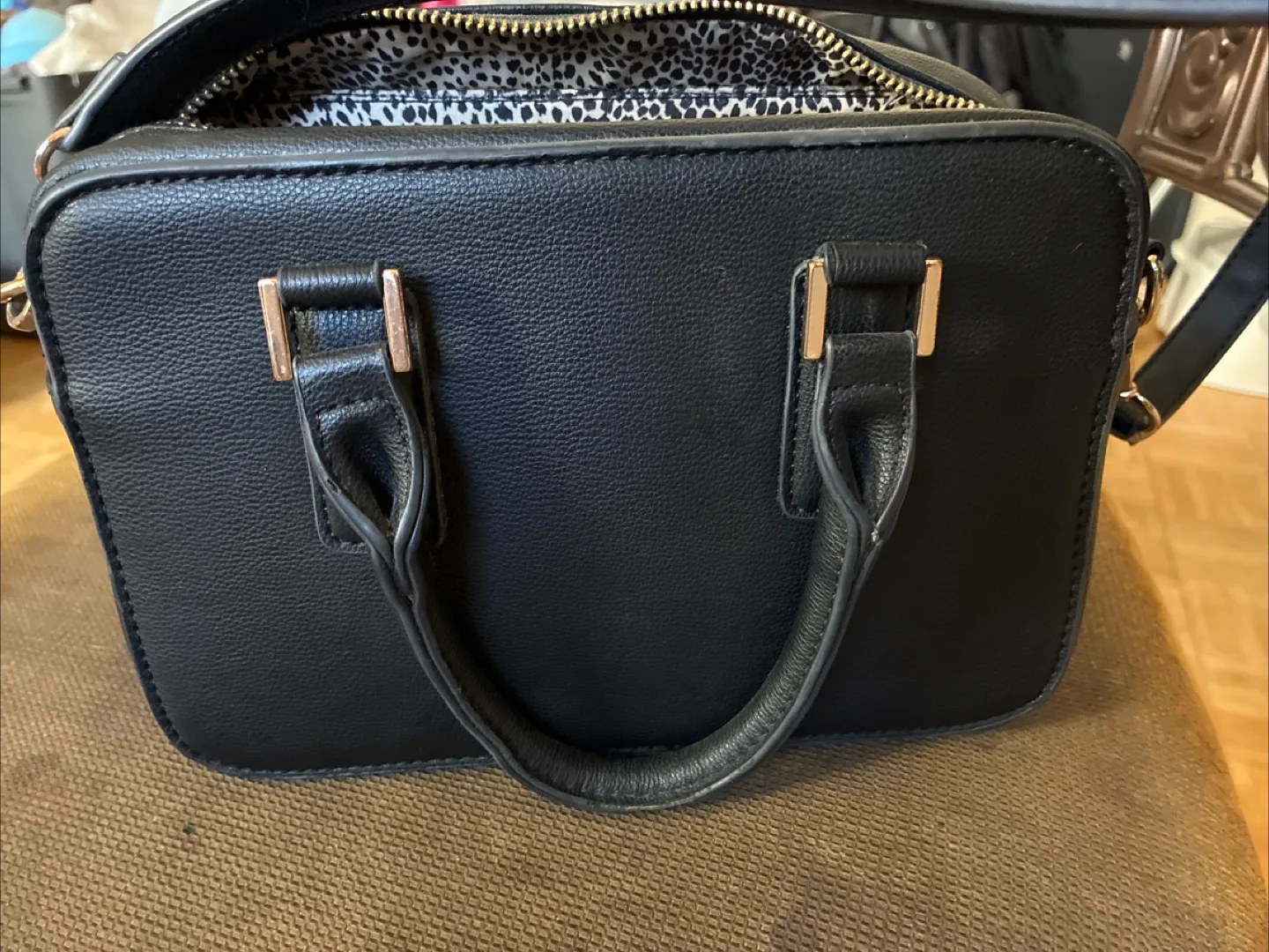 Black Handbag with Shoulder Strap image indicator(5)