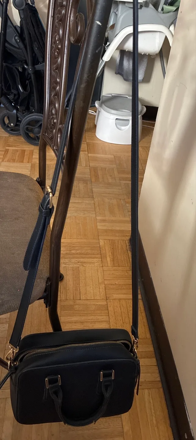 Black Handbag with Shoulder Strap image indicator(3)