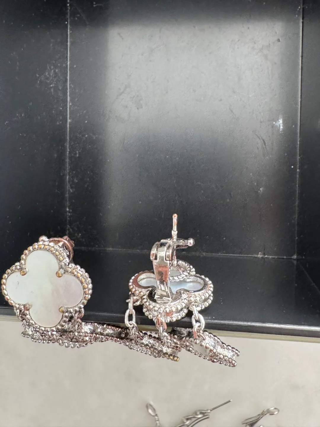 Van Cleef & Arpels Mother of Pearl Earrings image indicator(2)