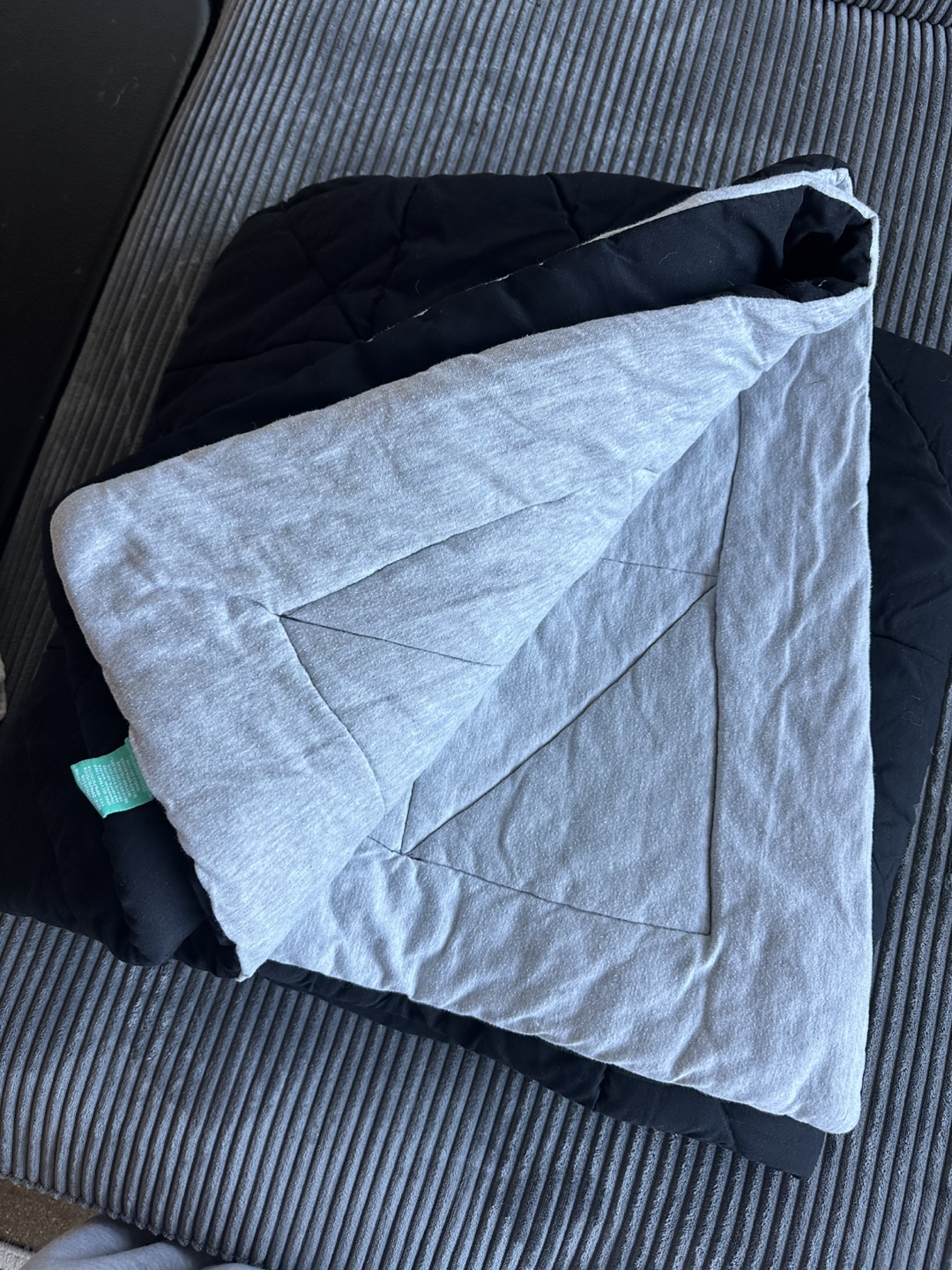 FREE Twin Size Pillowfort Black & Gray Quilted Comforter - photo 2