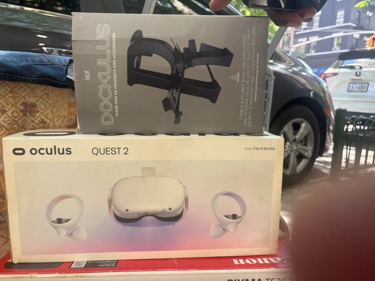 Oculus Quest 2 with iJoy Dockulus VR Stand thumbnail