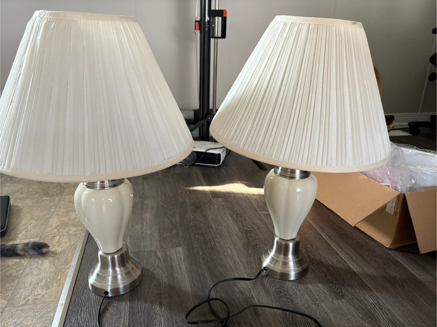 Pair of Cream Table Lamps - photo 2