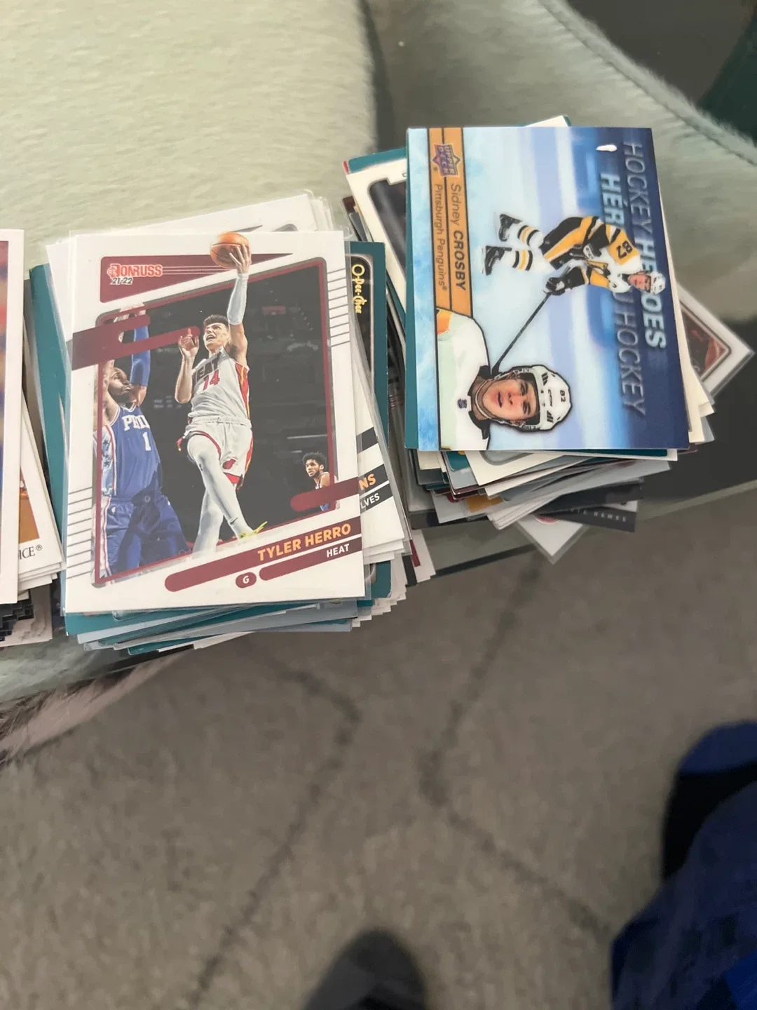 100+ mystery cards pile (hockey, basketball and football. image indicator(3)