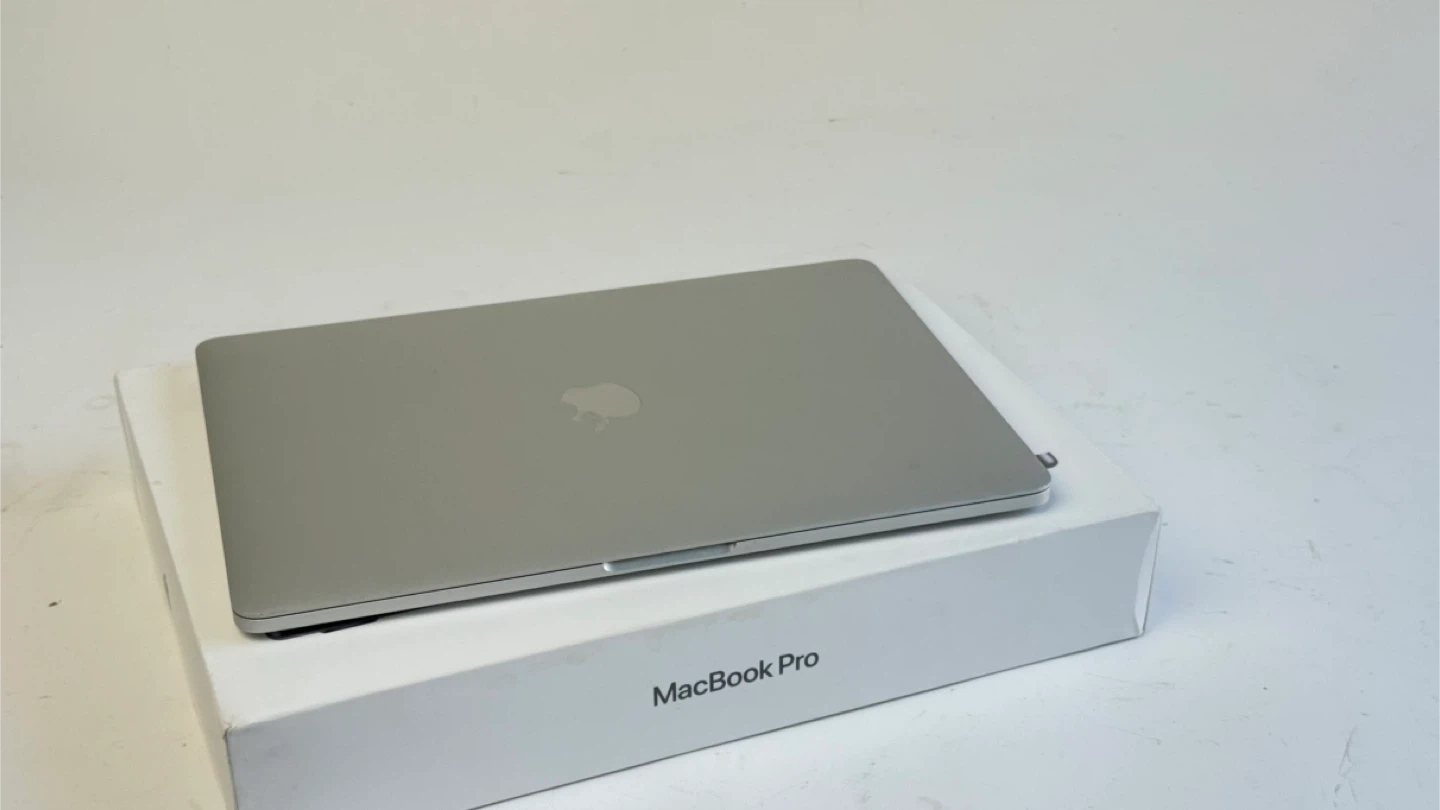 2017 Apple 13 inch MacBook Pro Laptop - photo 2