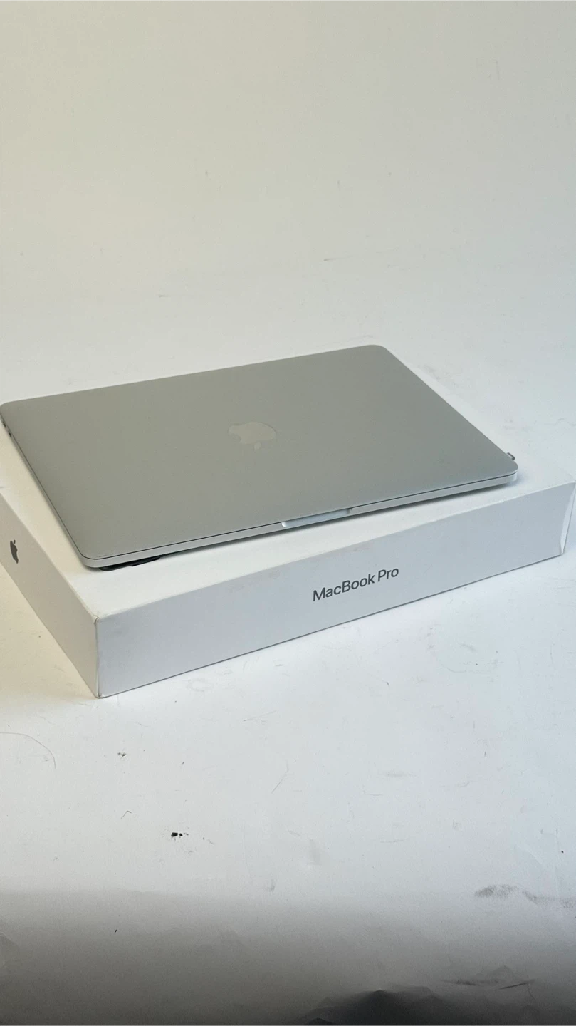 2017 Apple 13 inch MacBook Pro Laptop - photo 4