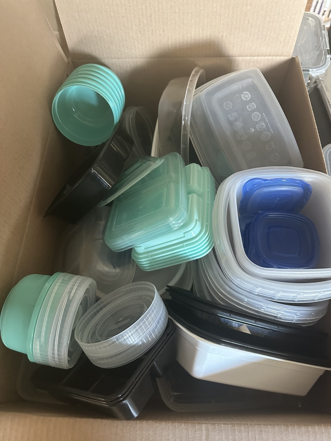 Bundle of food storage containers - photo 2