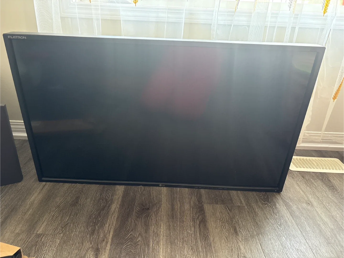 LG Flatron M4716S 47" LCD Monitor with Wall Mount image indicator(3)