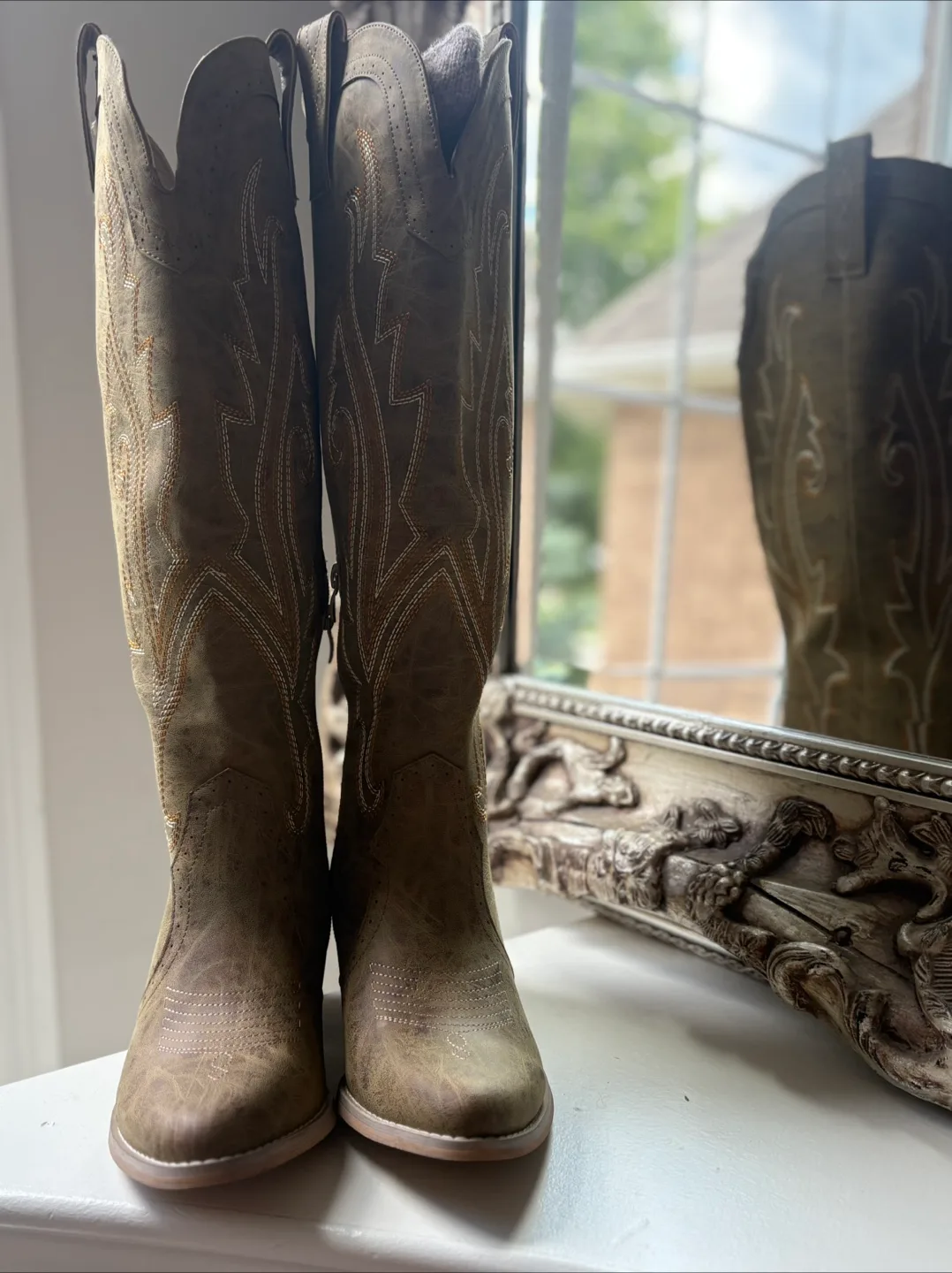 Brown Embroidered Cowboy Boots - Size 8.5 image indicator(7)