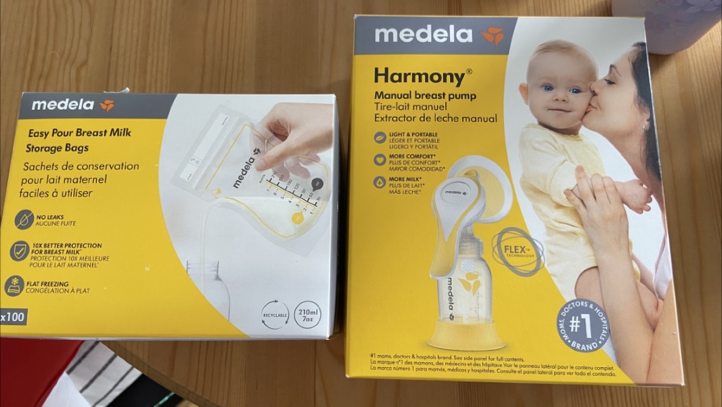 Medela  Manual Breast Pump & Storage Bags