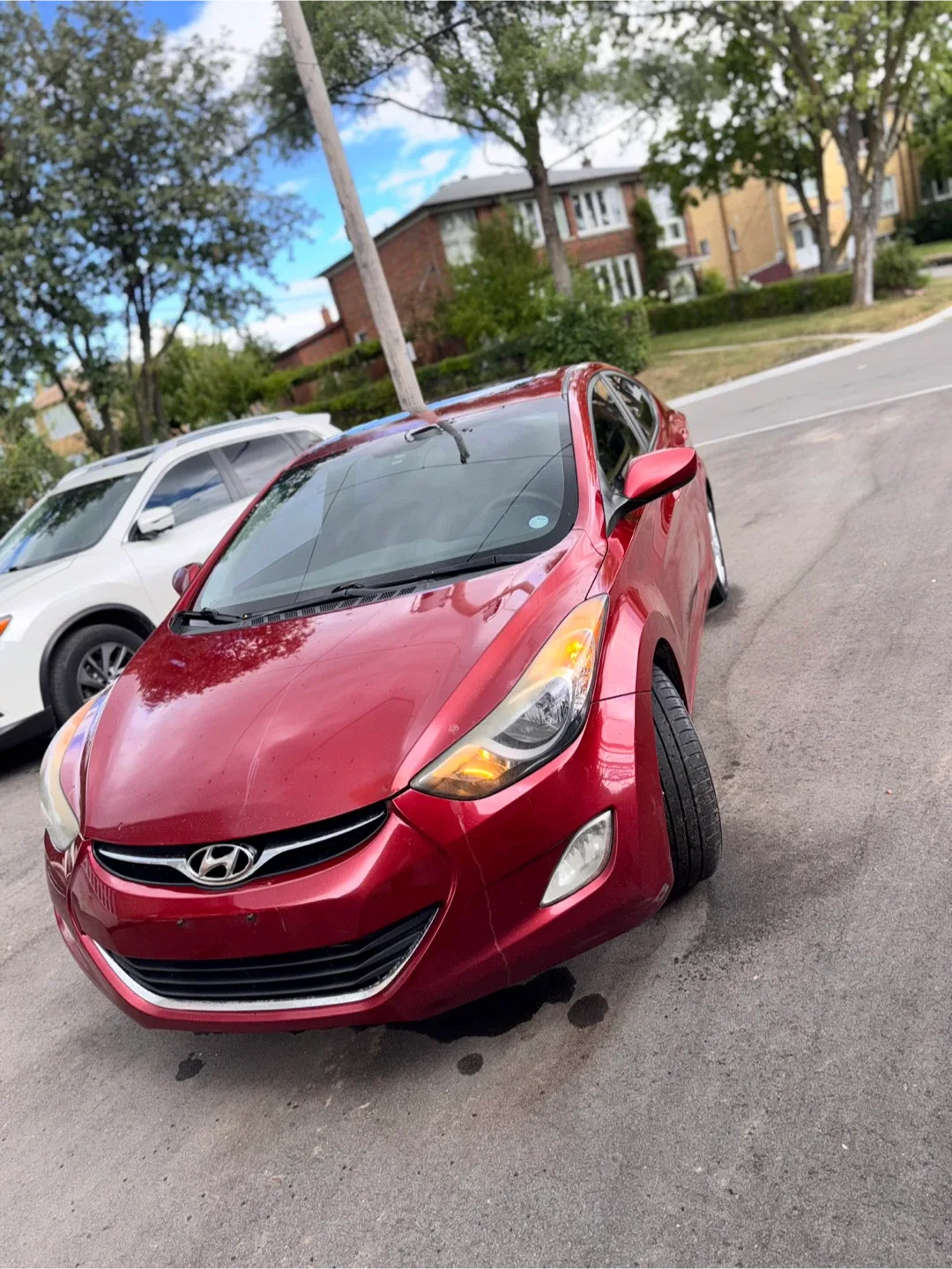 Red Hyundai Elantra 2012  240,000 km