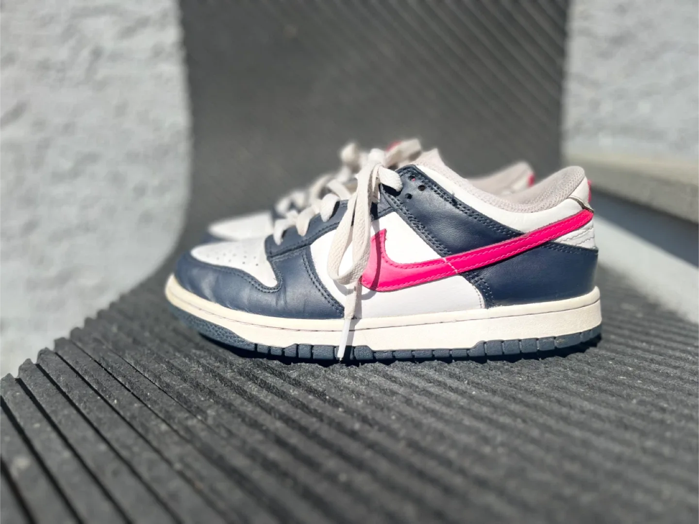 Nike Dunk Low White/Navy/Pink size 5.5y image indicator(3)