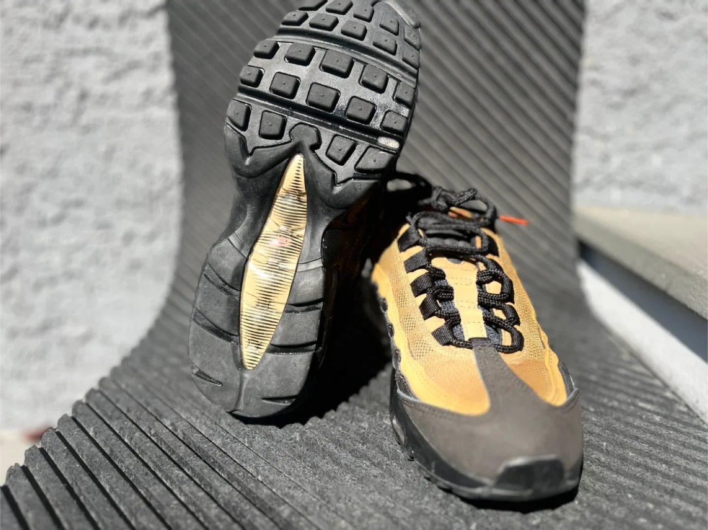 Nike Air Max 95 Black/Gold size 7 image indicator(5)