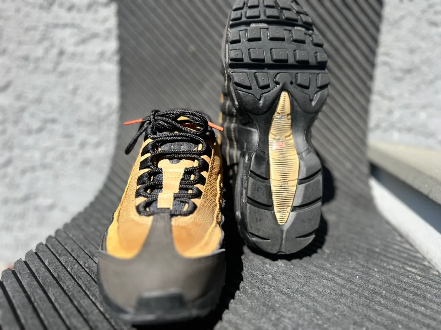 Nike Air Max 95 Black/Gold size 7 image indicator(6)