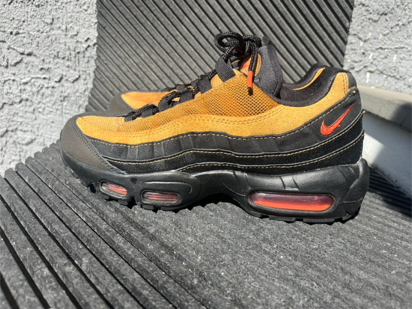 Nike Air Max 95 Black/Gold size 7 image indicator(3)
