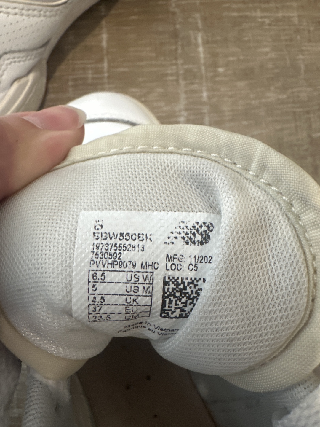 New Balance 550 White Sneakers - Size 6.5 - photo 3