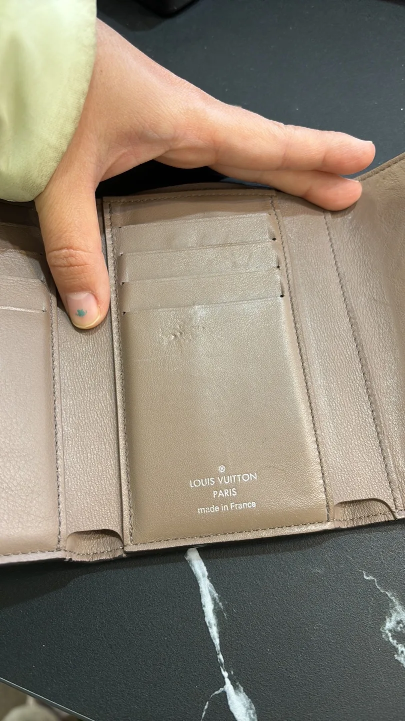 Louis Vuitton Capucines Compact XS Wallet image indicator(4)