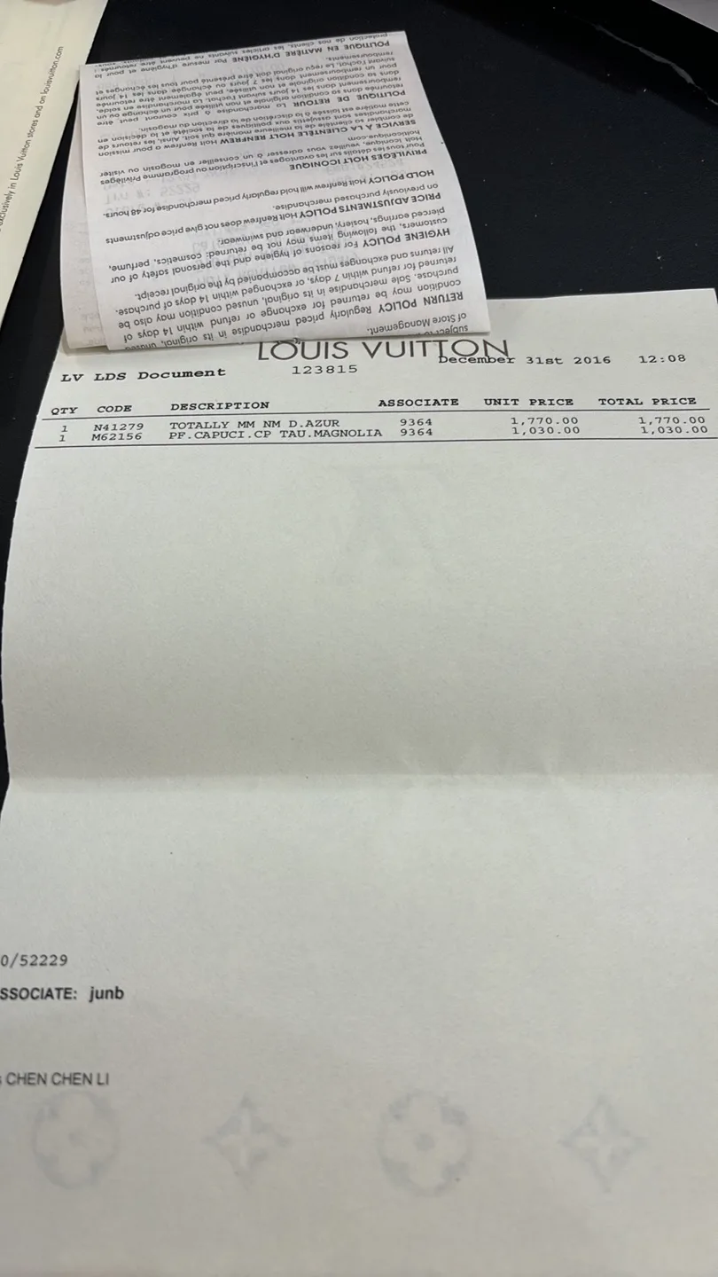 Louis Vuitton Capucines Compact XS Wallet image indicator(6)