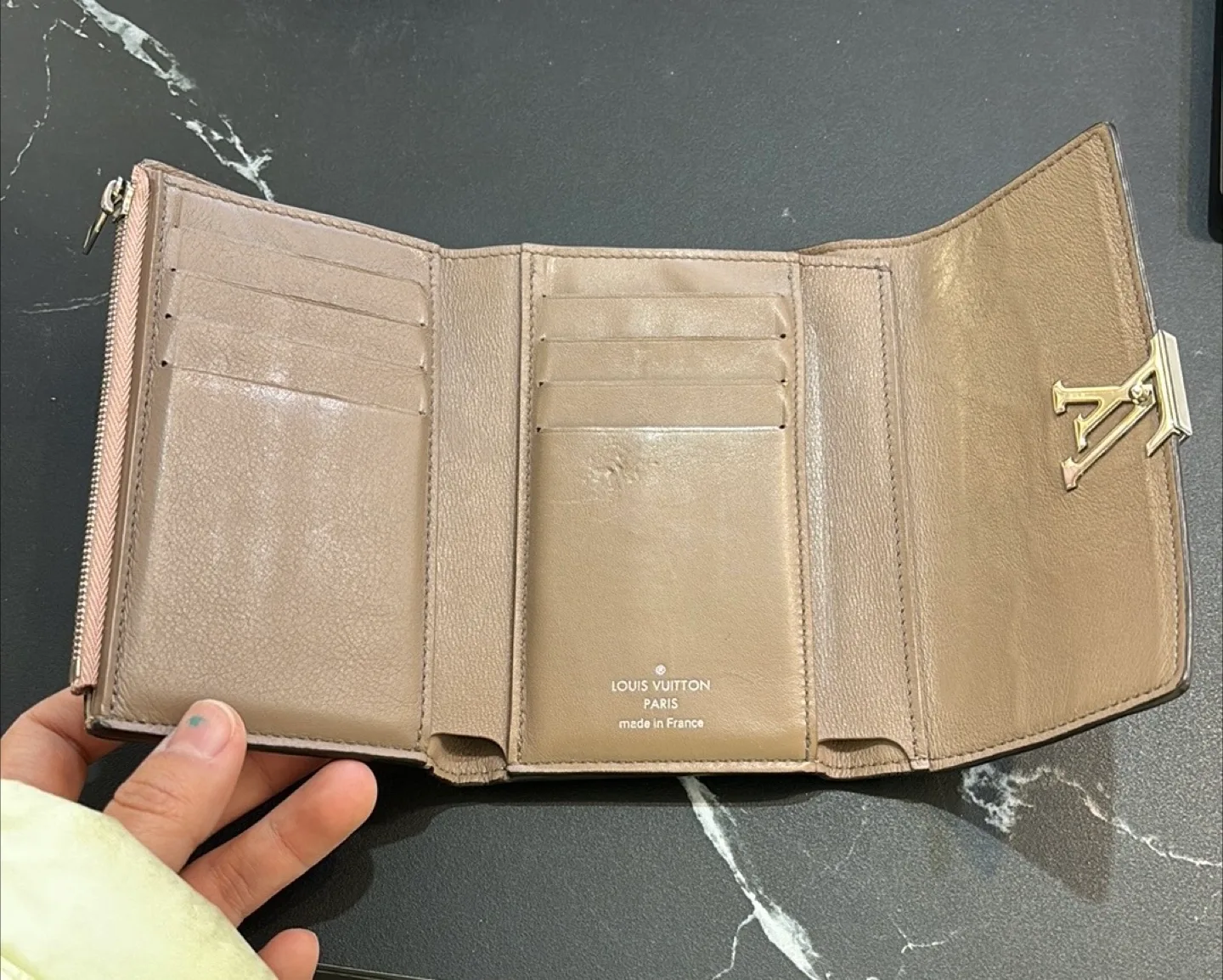 Louis Vuitton Capucines Compact XS Wallet image indicator(2)