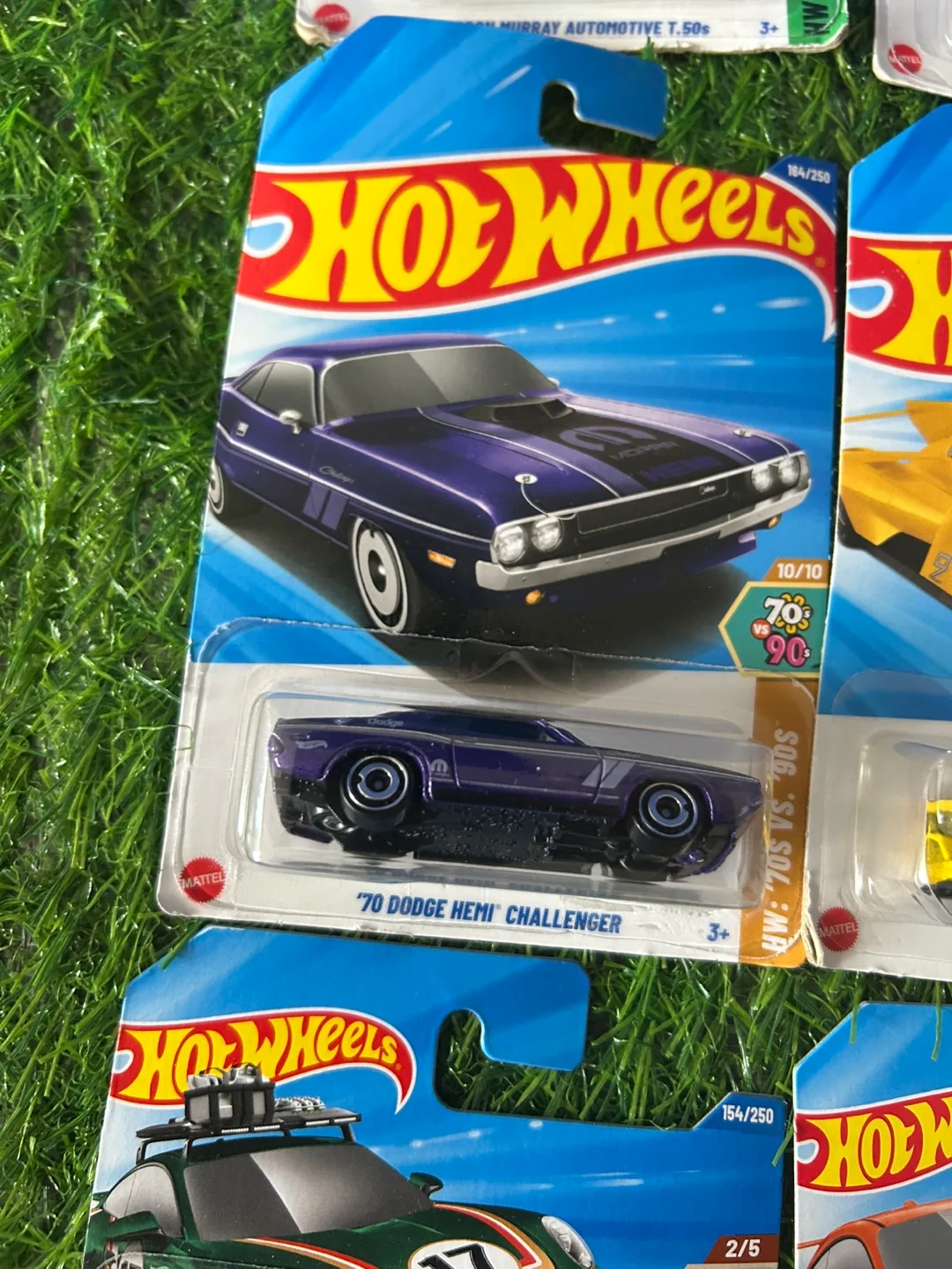 Hot Wheels '70 Dodge Hemi Challenger thumbnail