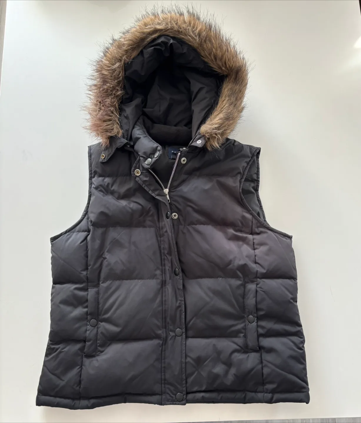 Ladies GAP Black Puffer Vest - size L image indicator(3)