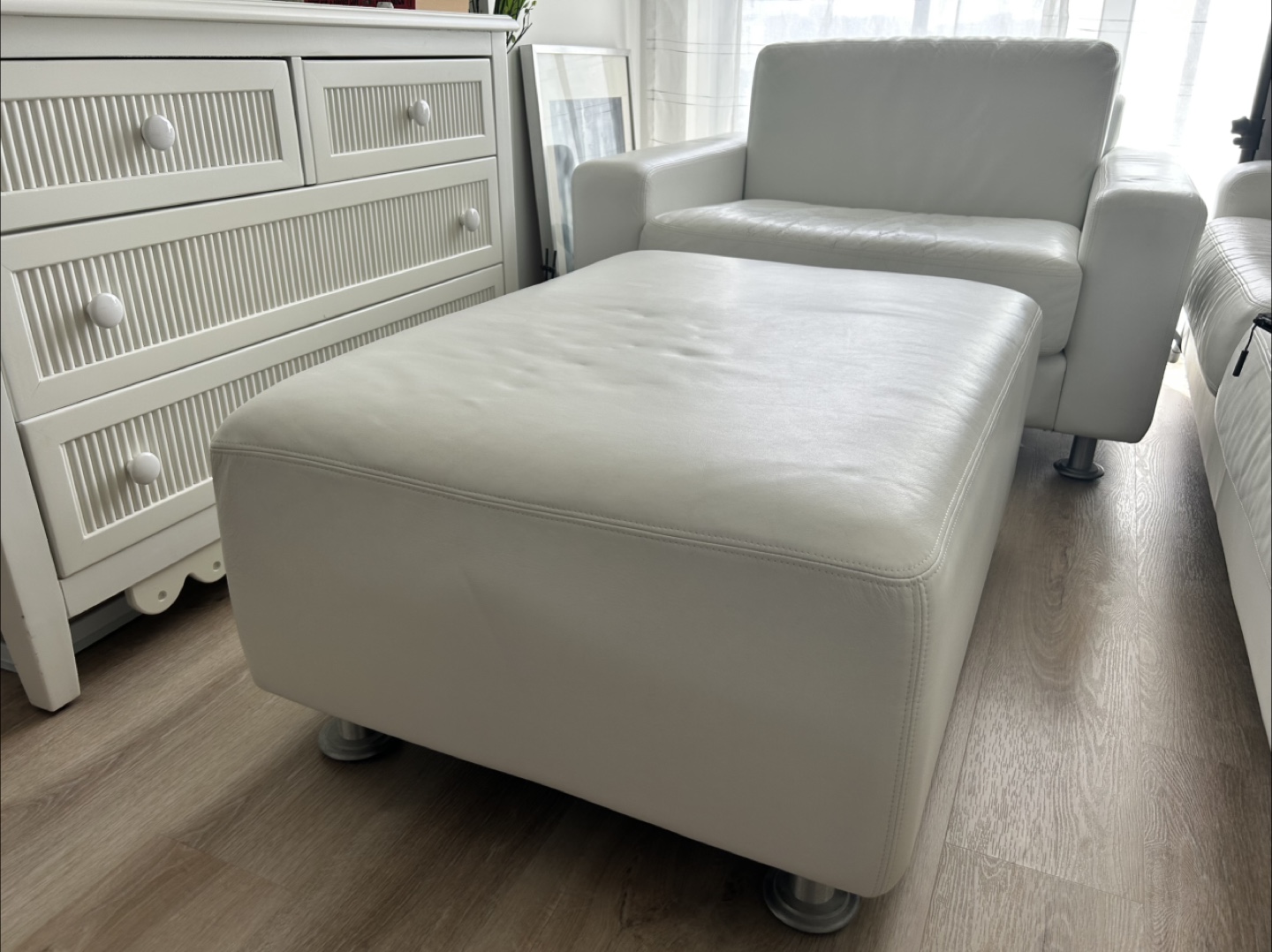 White Leather Armchair & Ottoman Set - photo 2