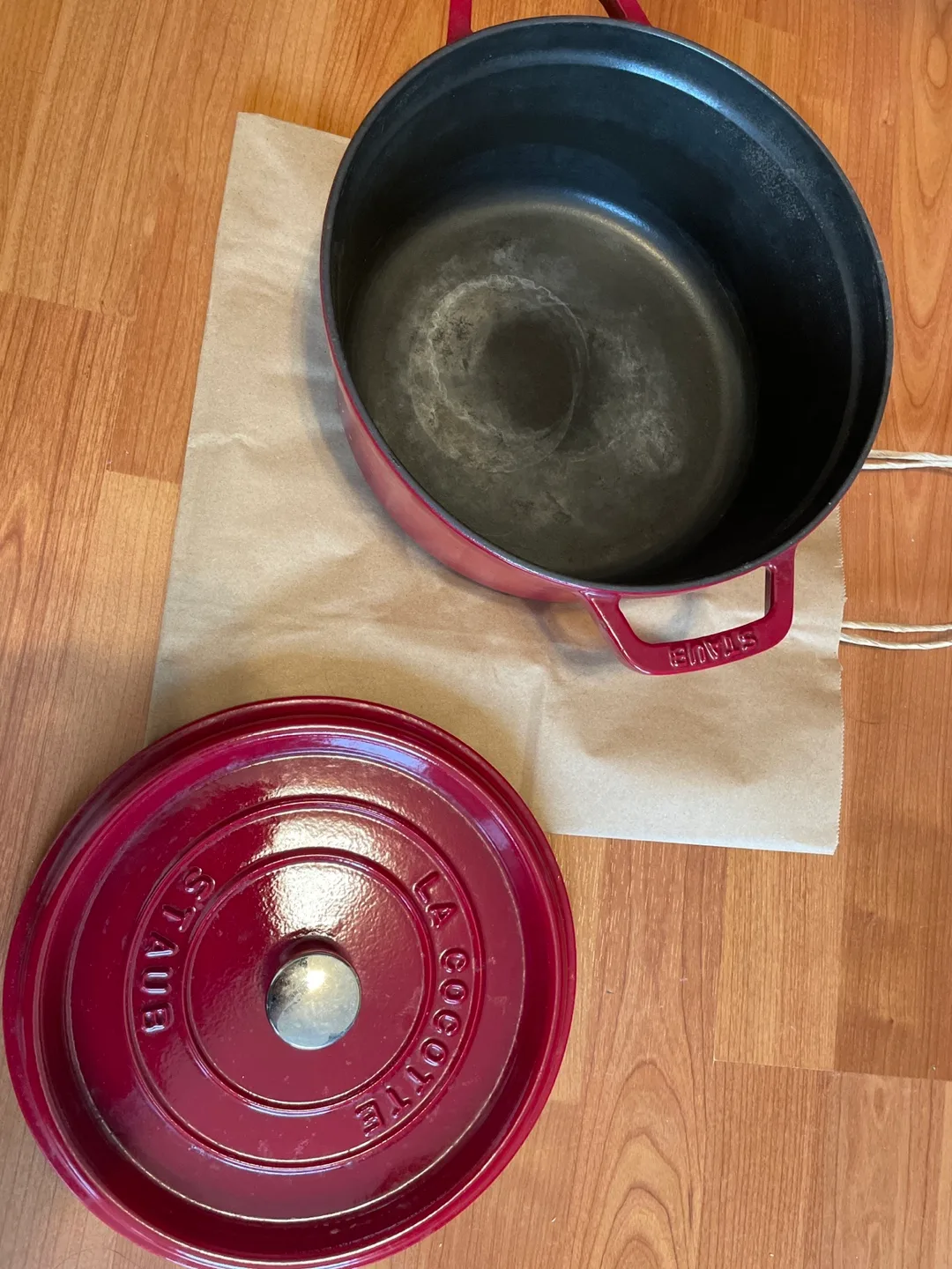 Staub 3.75 L Cast Iron Round Cocotte - Bordeaux image indicator(2)