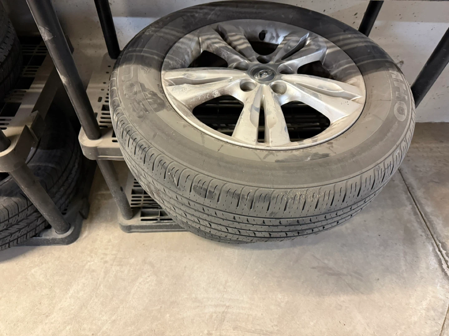 Hyundai Rims & Tires - 205/60R16 - photo 3