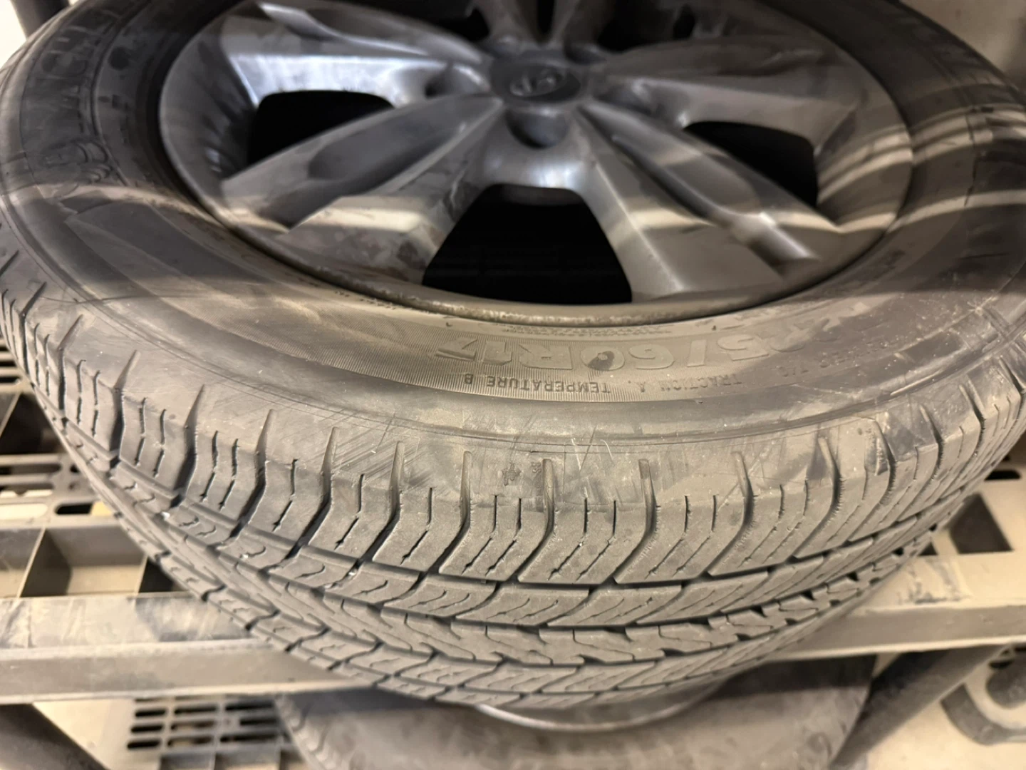 Hyundai Rims & Tires - 205/60R16 - photo 4