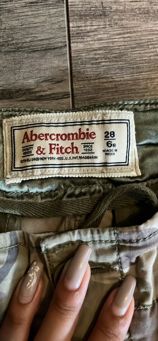 Abercrombie & Fitch Camo Cargo Pants - Size 28 image indicator(2)