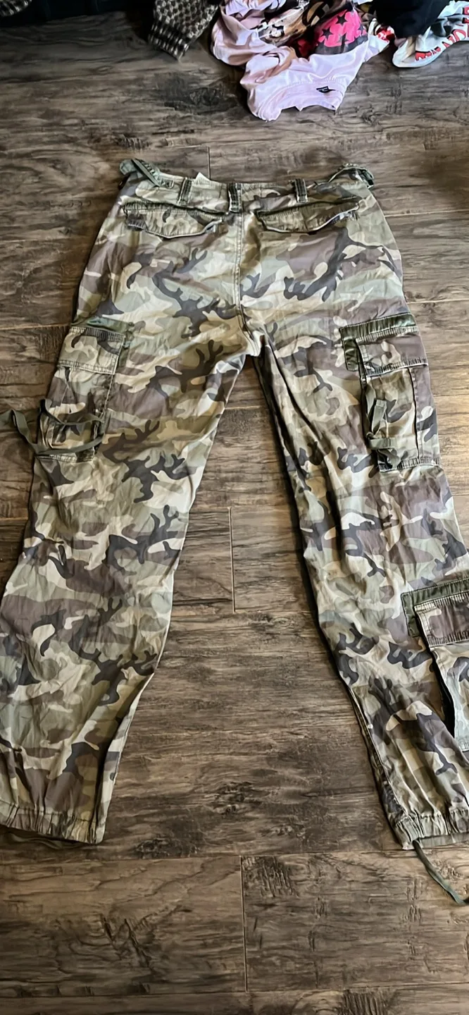 Abercrombie & Fitch Camo Cargo Pants - Size 28 image indicator(4)