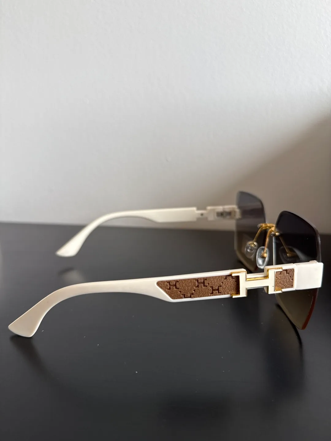 Sunglasses with Case image indicator(3)