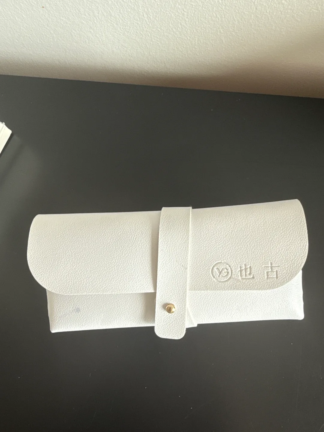 Sunglasses with Case image indicator(5)