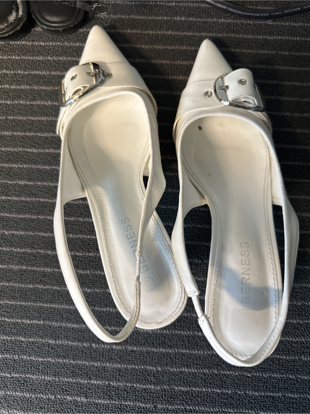 BERNESS White Heels sz 8