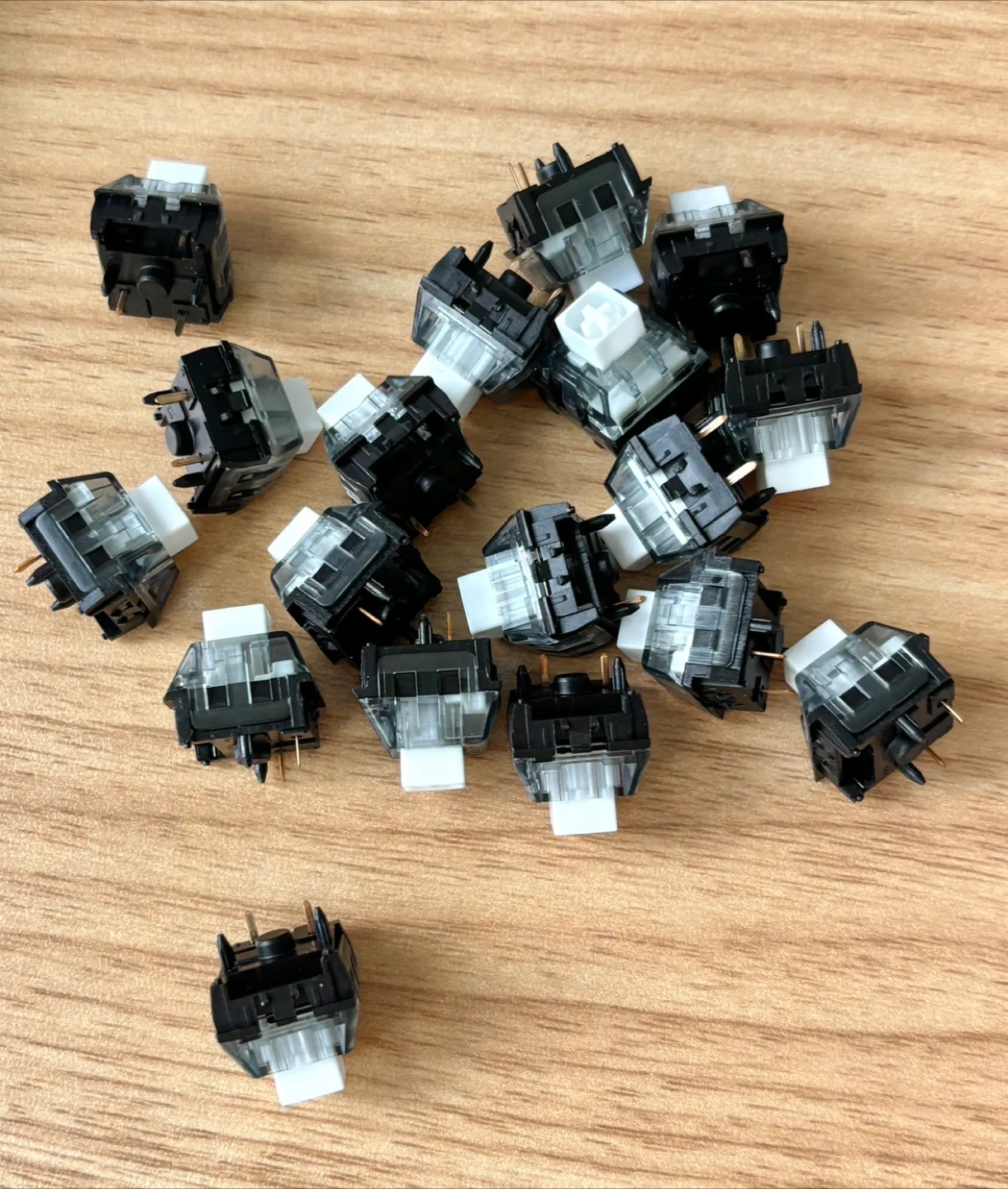 Set of 18 Kailh Box V2 mechanical keyboard switches image indicator(2)