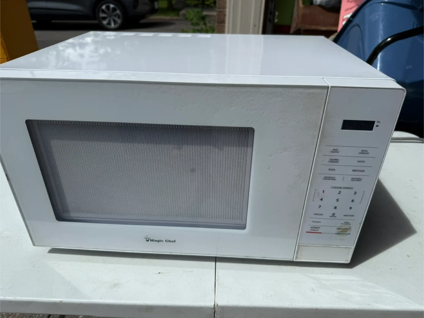 Magic Chef 0.7 Cu. Ft. White Microwave thumbnail